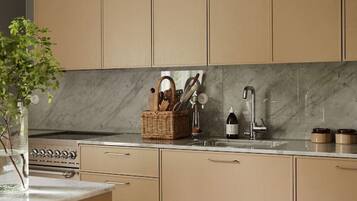 Geladeira, micro-ondas, fogão, cooktop