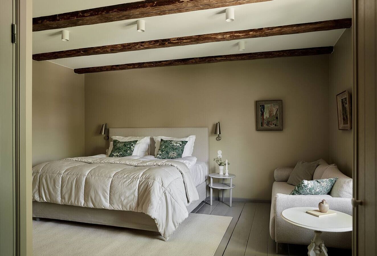 6 bedrooms, travel crib, free WiFi, bed sheets