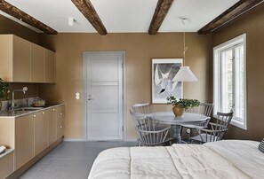 6 bedrooms, travel cot, free WiFi, bed sheets