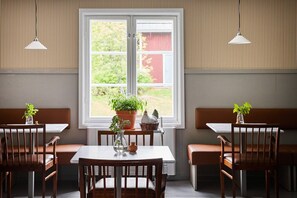 Dining - Stay North - Matri House (Mathildedal)