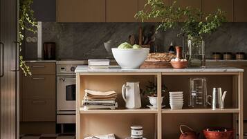 Jääkaappi, mikroaaltouuni, uuni, liesi