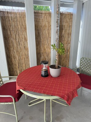 Outdoor dining - Cozy casita nestled in Laketree Estates, 5 min walk to Monserate Winery. (Fallbrook)