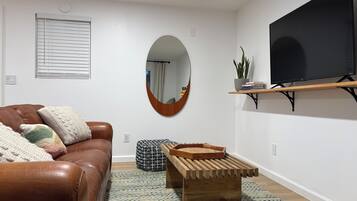 Smart-TV, Kamin, Bücher