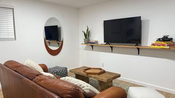 Smart-TV, peis og bøker