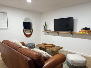 Una Smart TV, una chimenea, libros