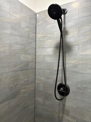 Shower, hair dryer, towels, soap - Cozy casita nestled in Laketree Estates, 5 min walk to Monserate Winery. (Fallbrook)