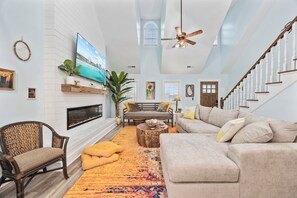 Älytelevisio, takka, kirjoja