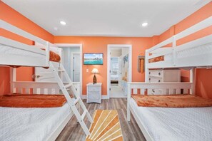 5 soverom, skrivebord, strykejern/-brett og reiseseng for barn