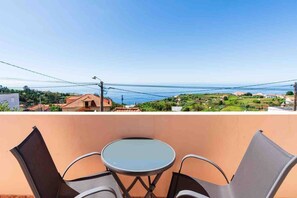 Outdoor dining - 1 bedroom apartment in Canhas, Ponta do Sol. Green hills, seaview. (Canhas)