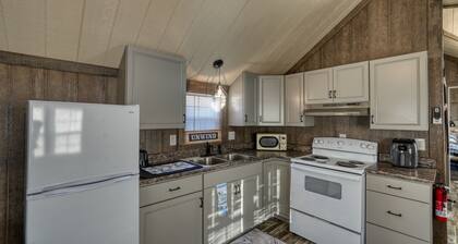 Charming cabin with Wi Fi and AC in scenic Seneca Lake Marina/Park