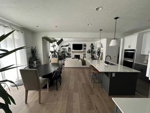 Mona Lisa Sojourn & SPA. 4 Bedroom, 2.5 Baths, Purple Beds, Orbi Wifi, OLED TVs.