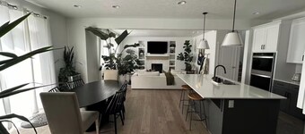 Mona Lisa Sojourn & SPA. 4 Bedroom, 2.5 Baths, Purple Beds, Orbi Wifi, OLED TVs.