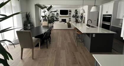 Mona Lisa Sojourn & SPA. 4 Bedroom, 2.5 Baths, Purple Beds, Orbi Wifi, OLED TVs.