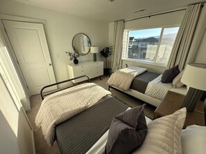 4 bedrooms, iron/ironing board, WiFi, bed sheets