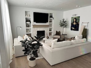 TV connectée, cheminée, écrans d'ordinateur, imprimantes