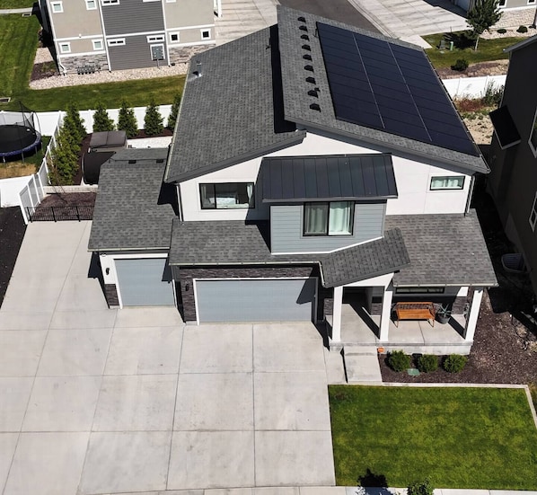 Exterior - Mona Lisa Sojourn & SPA. 4 Bedroom, 2.5 Baths, Purple Beds, Orbi Wifi, OLED TVs. (Eagle Mountain)