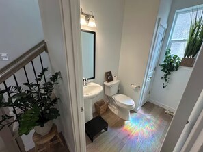 Jetted bath, hair dryer, towels, soap - Mona Lisa Sojourn & SPA. 4 Bedroom, 2.5 Baths, Purple Beds, Orbi Wifi, OLED TVs. (Eagle Mountain)