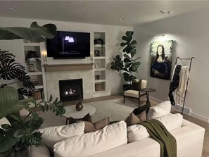 Smart TV, fireplace