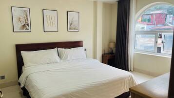 Hypo-allergenic bedding, minibar, desk, laptop workspace