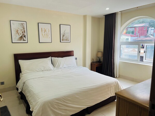 Hypo-allergenic bedding, minibar, desk, laptop workspace