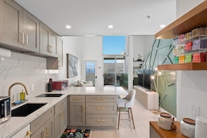 Fridge, microwave, stovetop, dishwasher