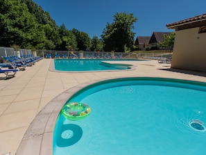 Pool - Holiday home in a park with a pool on the lot (Lacapelle Marival)
