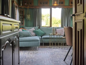 TV, fireplace - Cosy family chalet in Brouwershaven (Brouwershaven)