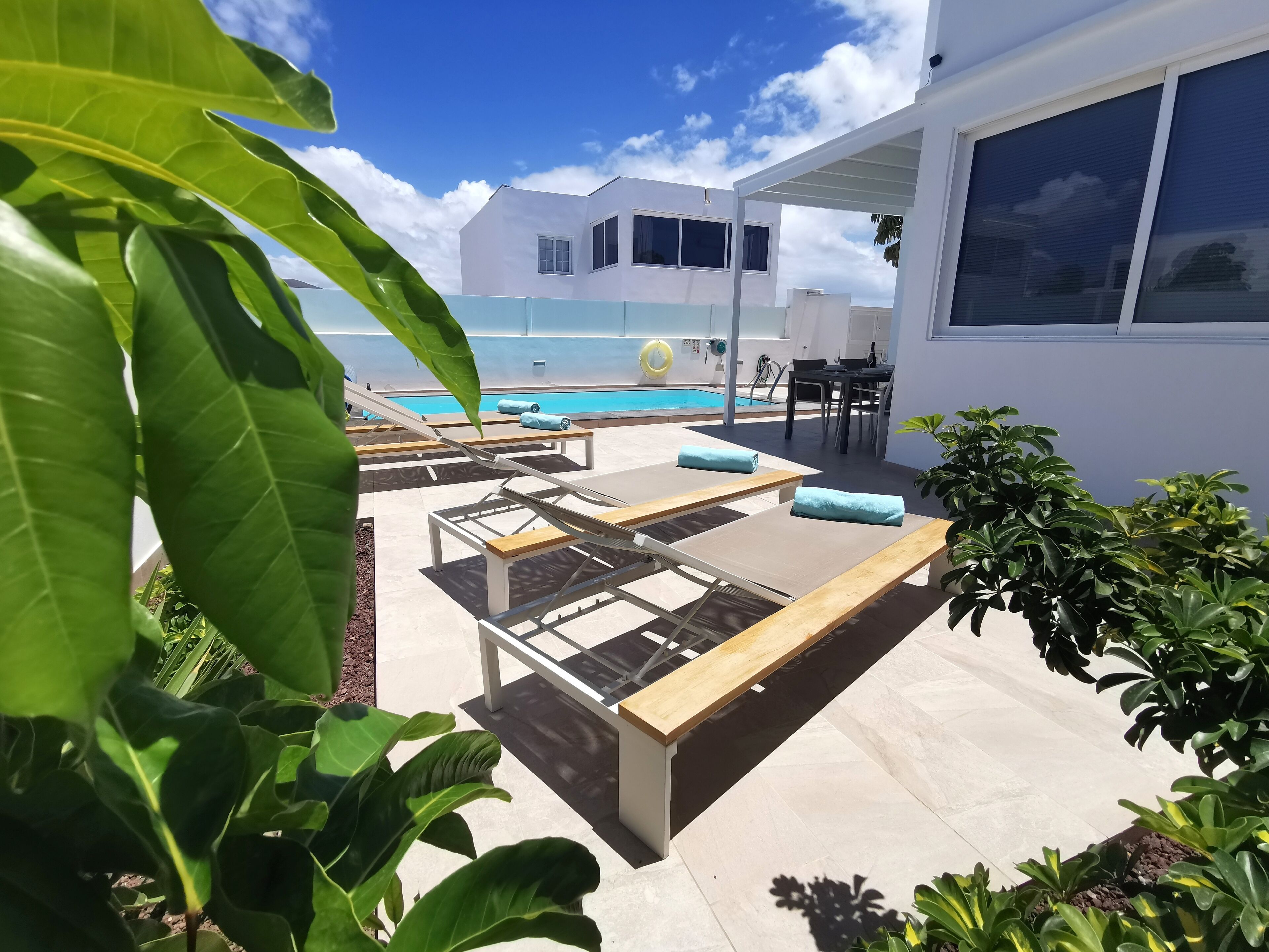 Een buitenzwembad, een verwarmd zwembad