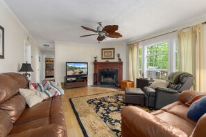 Smart TV, fireplace, books - Lakefront, Pet Friendly, Dock, Fireplace, Kayak, Cornhole, Grill (Littleton)