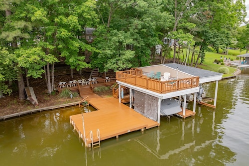 Lakefront, Pet Friendly, Dock, Fireplace, Kayak, Cornhole, Grill