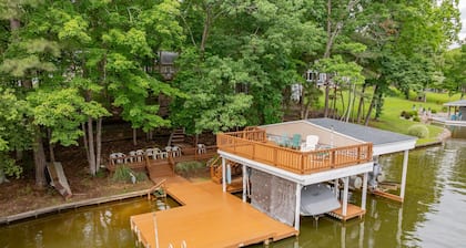 Lakefront, Pet Friendly, Dock, Fireplace, Kayak, Cornhole, Grill