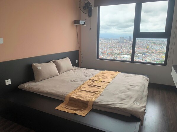 Luxury-Apartment, Balkon, Stadtblick | 2 Schlafzimmer, Verdunkelungsvorhänge, schallisolierte Zimmer