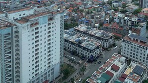 Un paisaje urbano con rascacielos, una combinación de edificios residenciales y comerciales, y un cielo nublado.