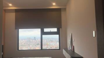 2 habitaciones, cortinas blackout y sistema de insonorización