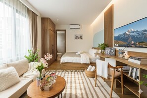 Escritorio, cortinas blackout y sistema de insonorización