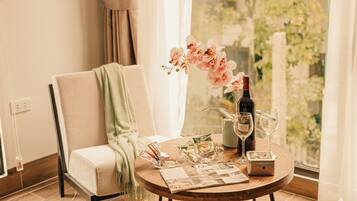 Junior Studio, Courtyard View | Living area