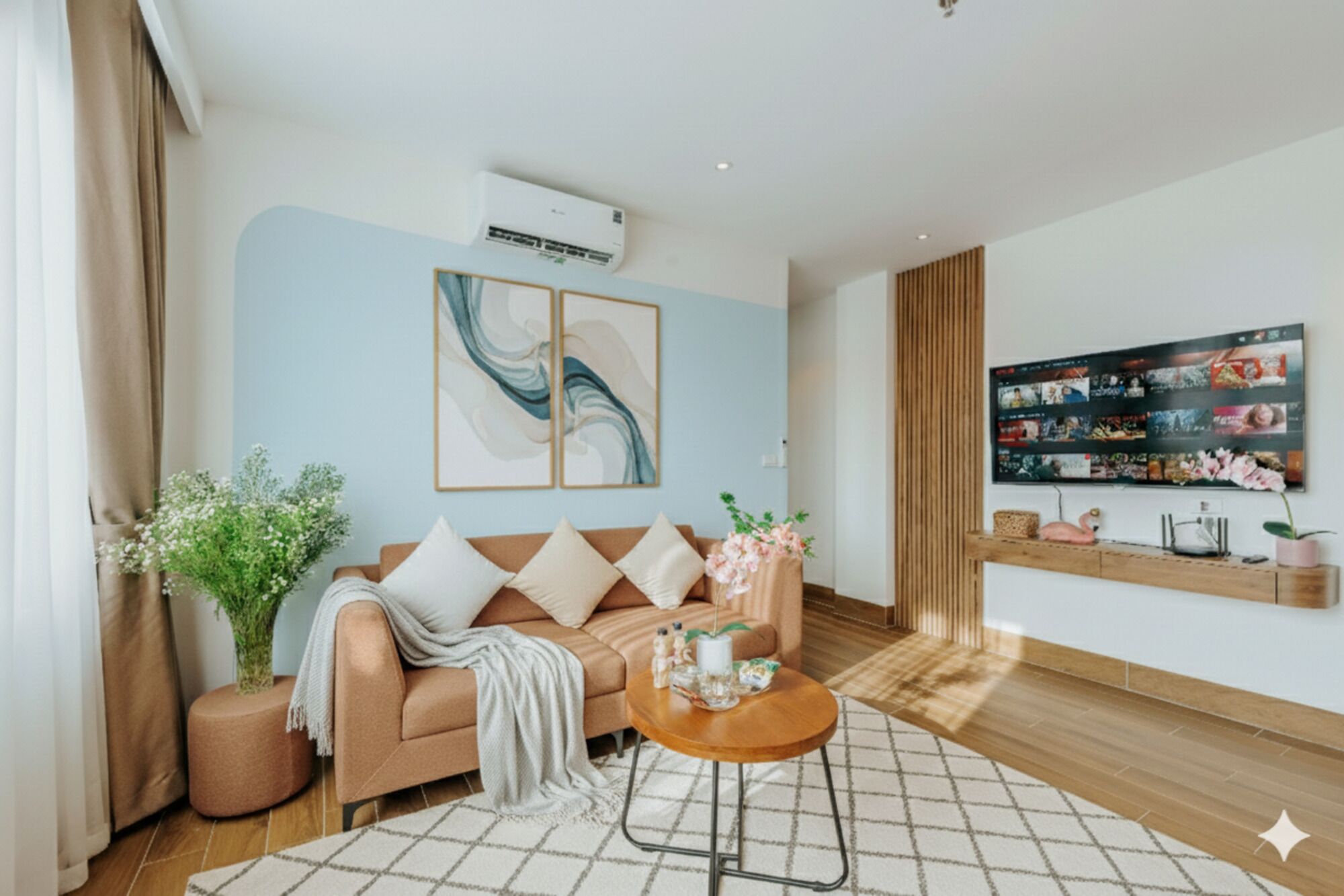 Een moderne woonkamer met een bank, een salontafel en een televisie aan de muur.