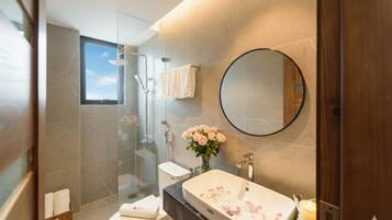 Design Apartment | Bathroom | Shower, hair dryer, slippers, towels
