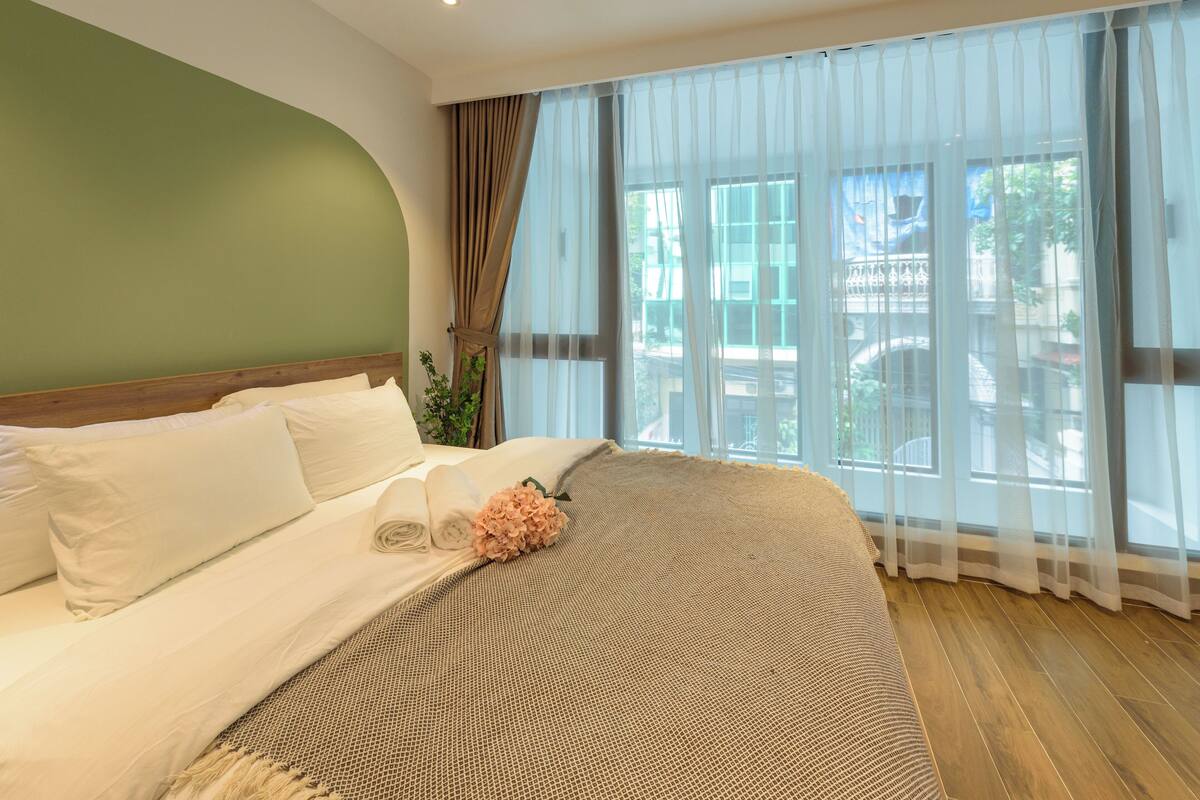 Design Apartment | 1 bedroom, desk, blackout drapes, soundproofing