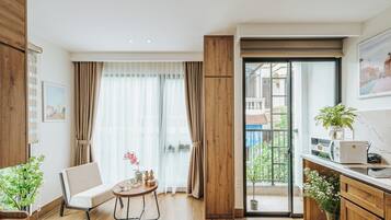 Studio Junior, pemandangan halaman | 1 kamar tidur, meja kerja, tirai kedap cahaya, dan kedap suara