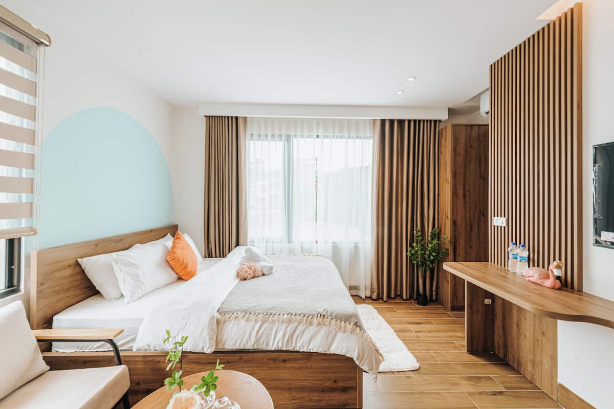 Deluxe Studio, Courtyard View | 1 bedroom, desk, blackout drapes, soundproofing