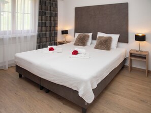 1 多间卧室、办公桌、上网接入