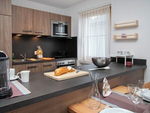 Kühlschrank, Mikrowelle, Ofen, Geschirrspüler