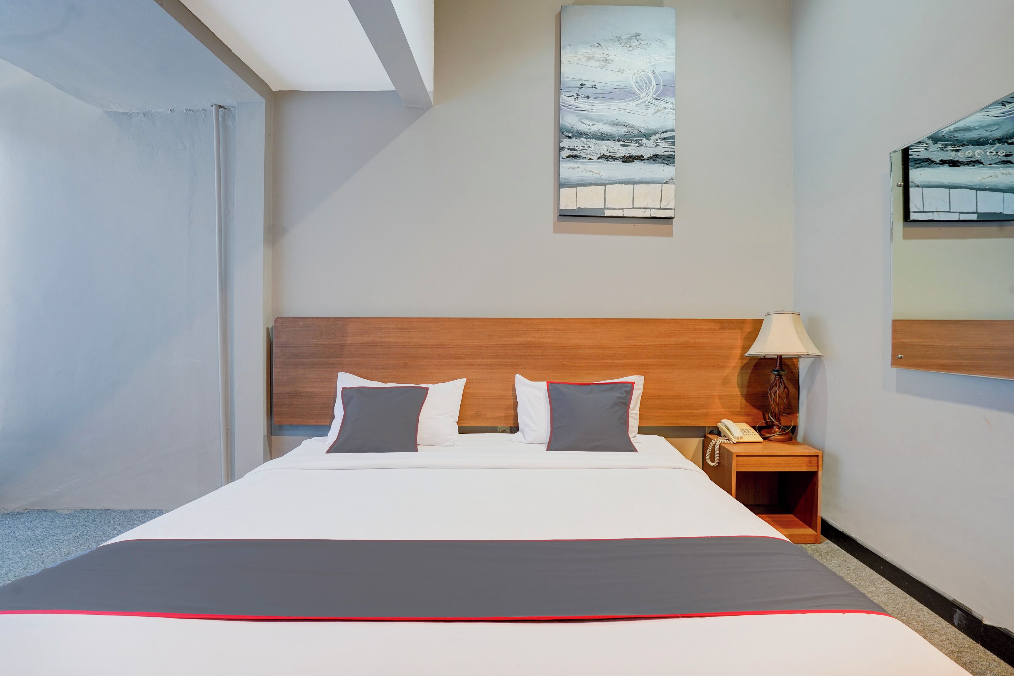 Escritorio, wifi gratis y ropa de cama 