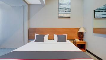 Standard-Suite, 1 Doppelbett | Schreibtisch, kostenloses WLAN, Bettwäsche