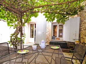 Outdoor dining - Le Jardin by Interhome (Bernis)