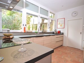 Kühlschrank, Mikrowelle, Ofen, Geschirrspüler