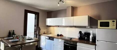 Kylskåp, mikrovågsugn, diskmaskin och vattenkokare