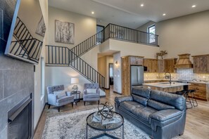 Smart-tv, een open haard en een kantoor