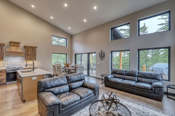 Smart-tv, een open haard en een kantoor